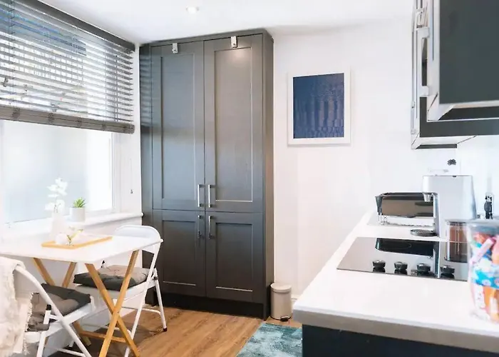 *Central Brighton Modern Studio*
