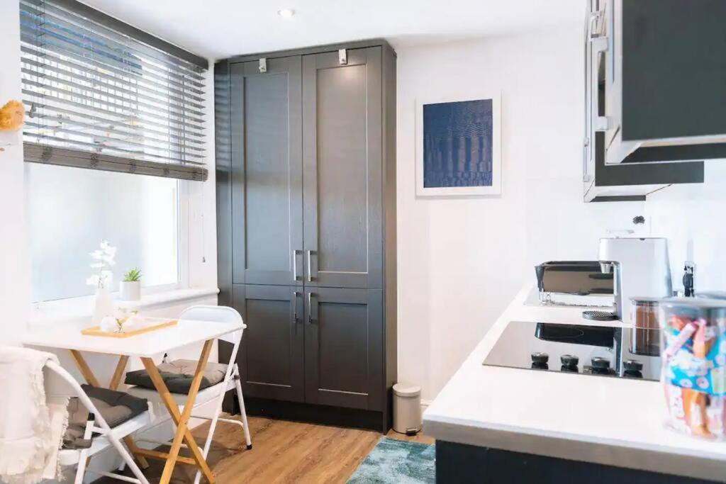 *central Modern Studio* Apartment